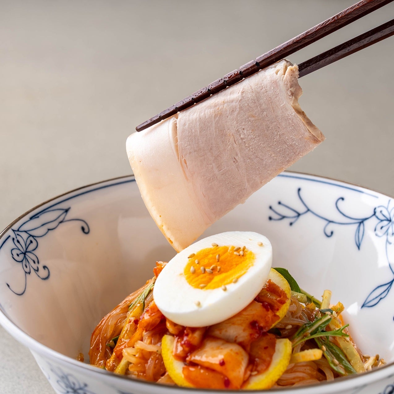 カルビ肉使用】蒸し豚ブロック（1kg）【冷蔵】 | 【公式】高麗食品